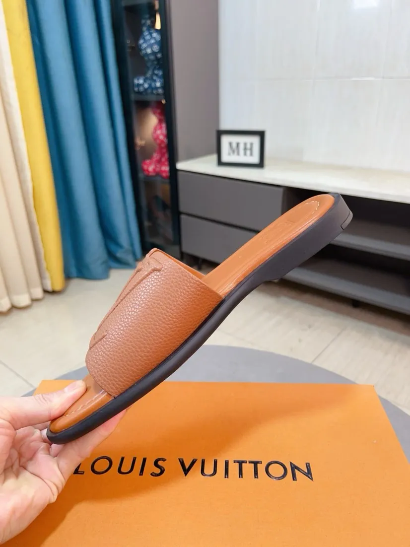 Men's shoes 💰300🌸🌸LV Ordinary men's spring and summer slippers, uppers imported from Italy, cowhide fabric, logo graphics, high-quality craftsmanship, soles: original soles specially provided by the original factory, exclusive movable molded soles super comfortable, original factory single goods, 🔍🔍high quality, you can enter and exit the counter at will, welcome to compare, size 38-45